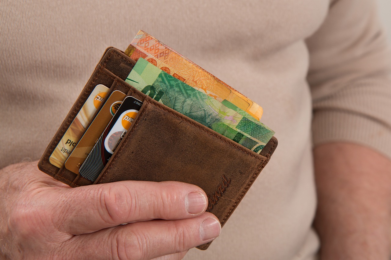 Should I Avoid Using Credit Cards When Budgeting?